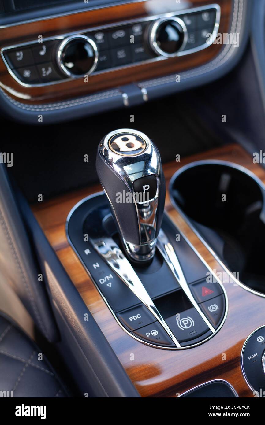Vilnius, Lituania - 2025-09-09 - interni SUV di lusso con stemma Bentley su leva del cambio in legno e cromato Foto Stock