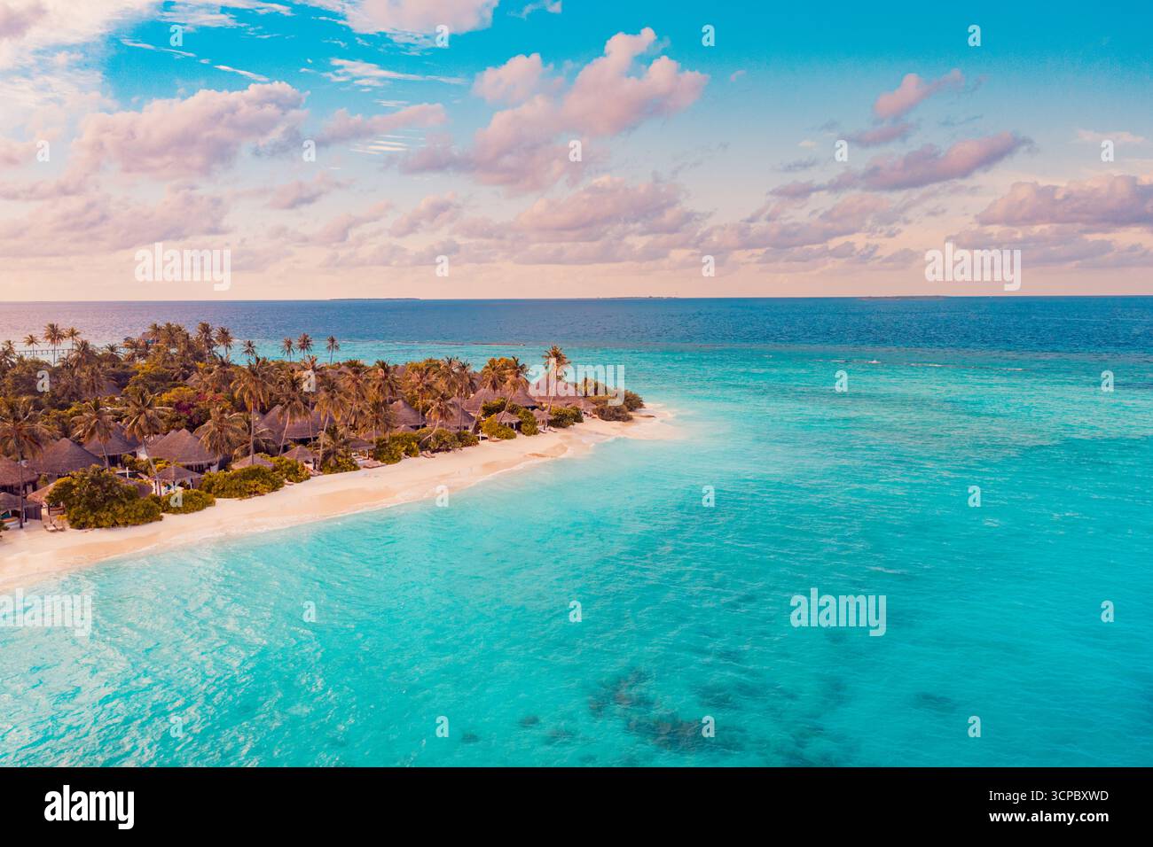 Fantastico tramonto aereo isola delle Maldive destinazione di viaggio di lusso mare azzurro baia palme colorate nuvole di cielo droni vista. Una vacanza panoramica perfetta Foto Stock