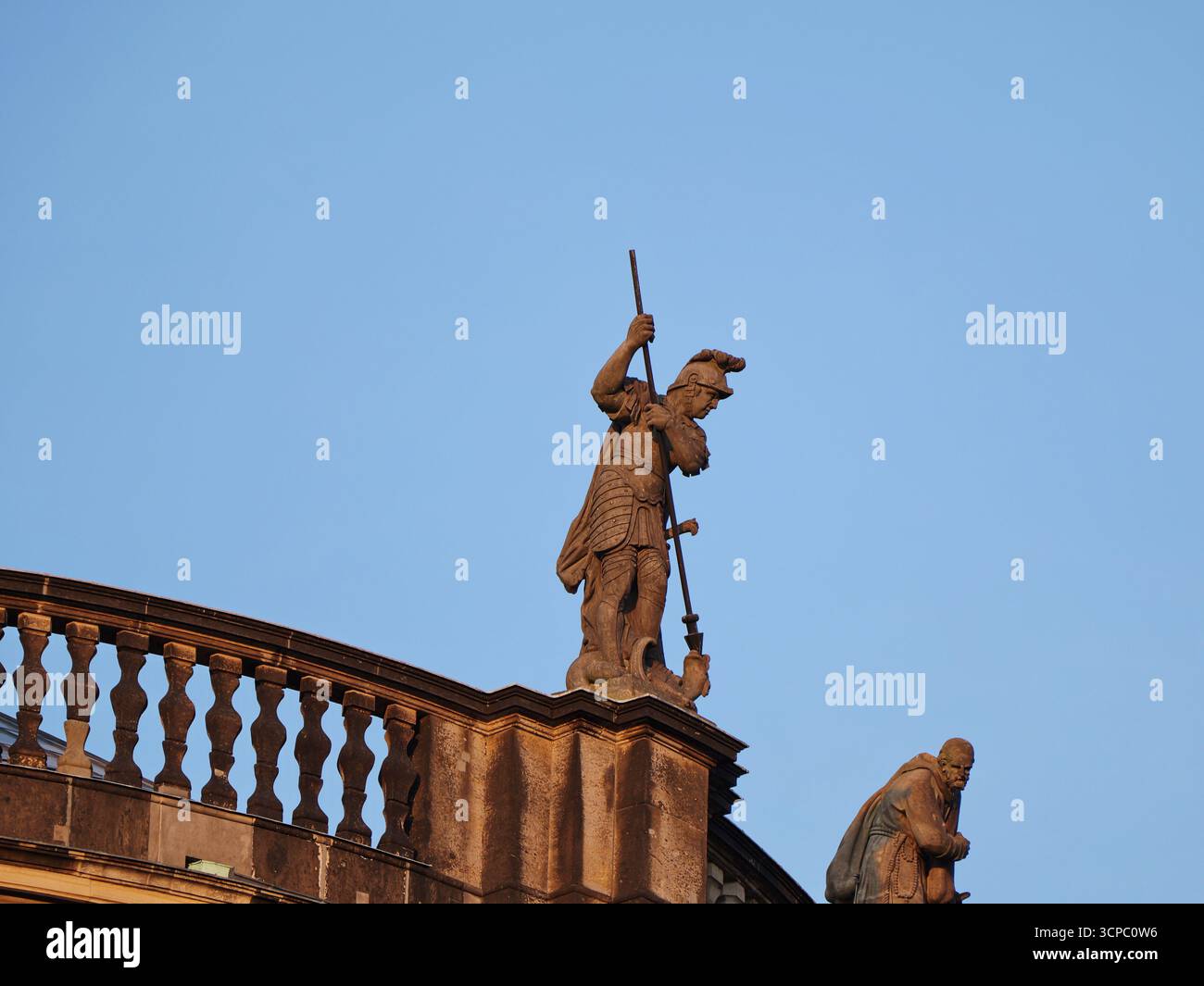 Statue presso la chiesa di corte cattolica di Dresda contro un cielo blu nelle ore serali. Foto da uno spazio pubblico. Opere d'arte di pubblico dominio. Foto Stock