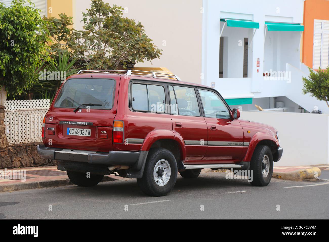 FUERTEVENTURA, SPAGNA - 6 DICEMBRE 2024: Veicolo fuoristrada 4x4 Toyota Land Cruiser classico parcheggiato a Fuerteventura, Spagna. Foto Stock