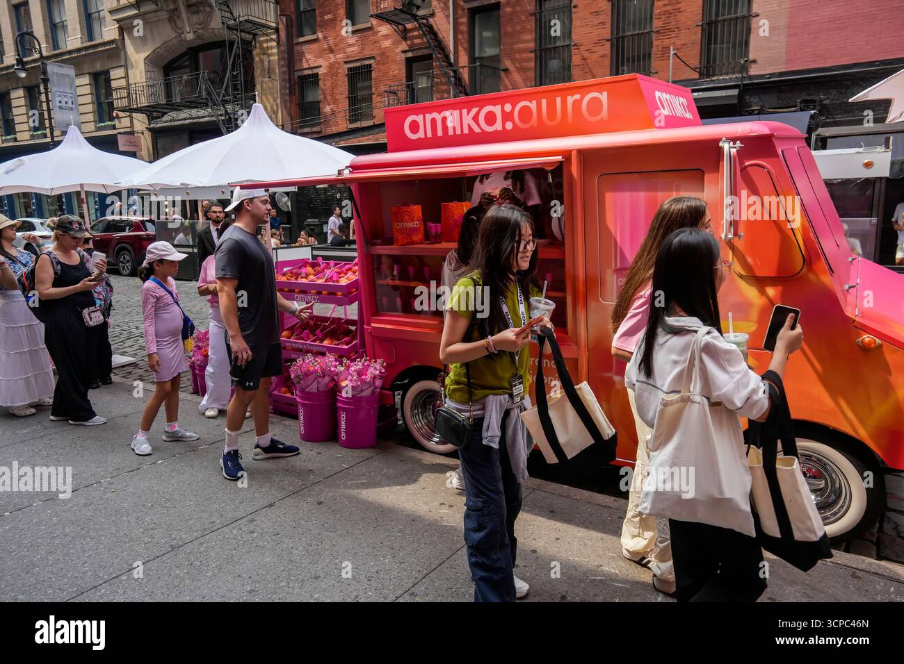 Gli acquirenti sono pronti per assaggiare Amika: Aura, una nebbia per capelli e corpo con la fragranza companyÕs, a Soho, New York, sabato 6 settembre 2025. (© Richard B. Levine) Foto Stock