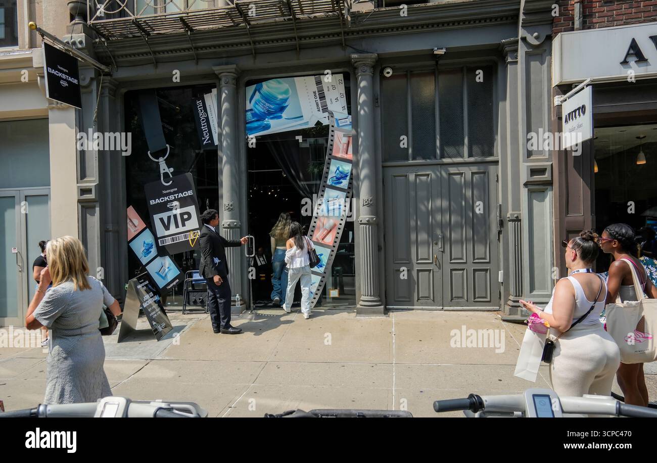 Centinaia di persone si schierano per entrare nel Neutrogena Backstage pop up a Soho a New York sabato 6 settembre 2025. Campioni gratuiti di prodotti Neutrogena in abbondanza! Neutrogena è un marchio di Kenvue, uno spin-off della divisione salute dei consumatori Johnson& JohnsonÕs. (© Richard B. Levine) Foto Stock