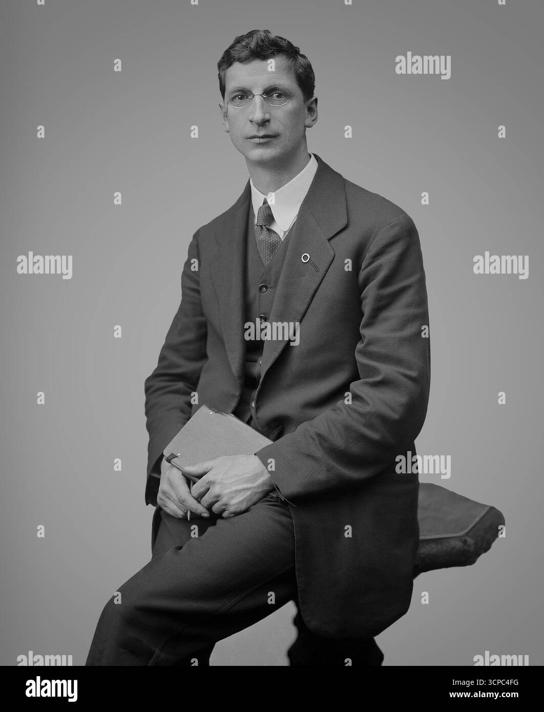 Una fotografia dell'inizio del XX secolo di Eamon de Valera, alias Dev, M.P. per East Clare, un importante statista e leader politico nell'Irlanda del XX secolo. Prima della sua carriera politica, era comandante a Boland's Mill durante la rivolta di Pasqua del 1916. Fu arrestato, condannato a morte, ma rilasciato per una serie di ragioni, tra cui la risposta pubblica all'esecuzione britannica dei leader emergenti. Tornò in Irlanda dopo essere stato incarcerato in Inghilterra e divenne una delle figure politiche più importanti della guerra d'indipendenza. Dopo la firma del trattato anglo-irlandese, de Valera servì come pol Foto Stock
