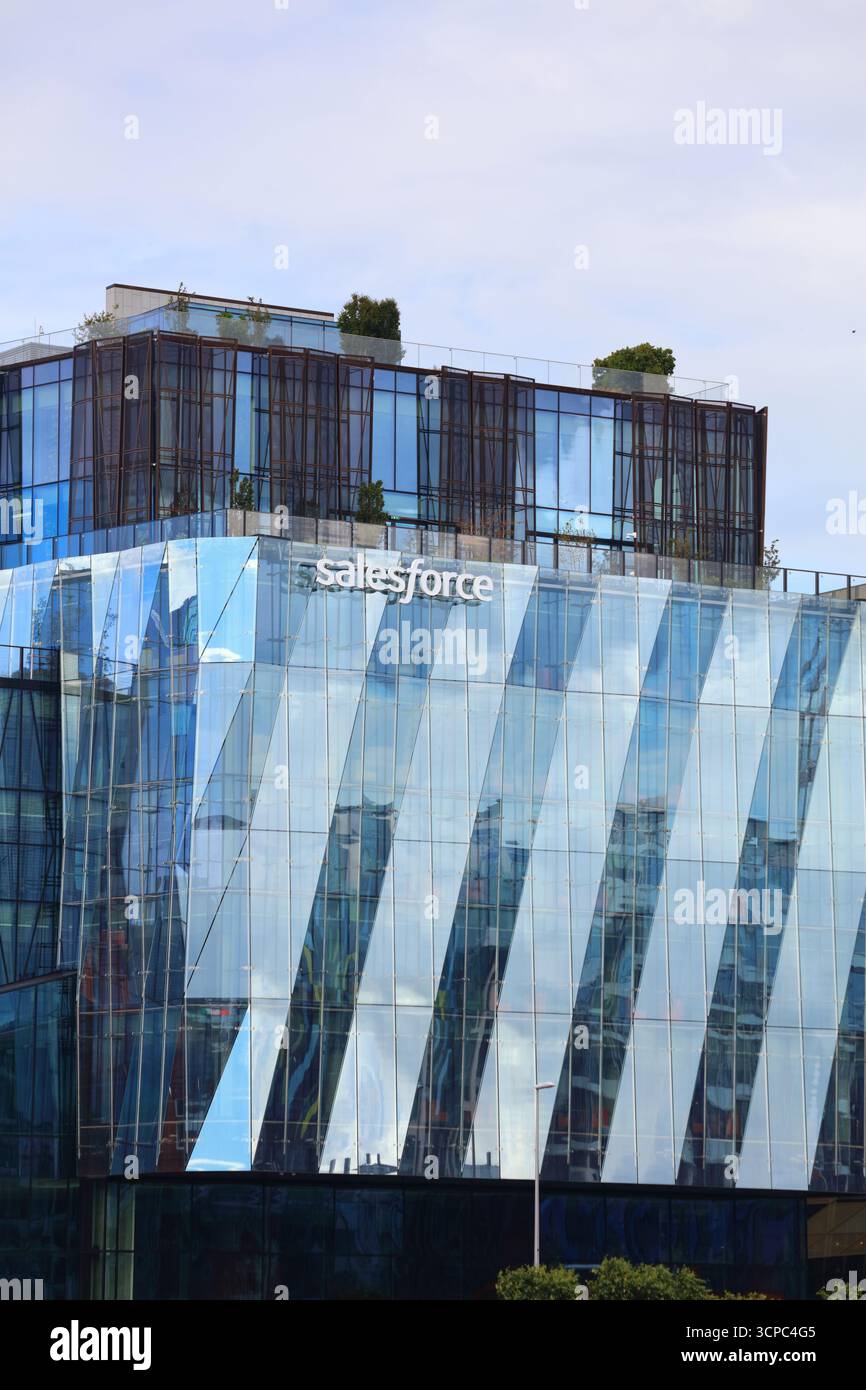DUBLINO, IRLANDA - 7 LUGLIO 2024: Uffici Salesforce a Dublino, Irlanda. Salesforce Inc è una società di software basata su cloud quotata nella classifica Fortune 500 americana. Foto Stock