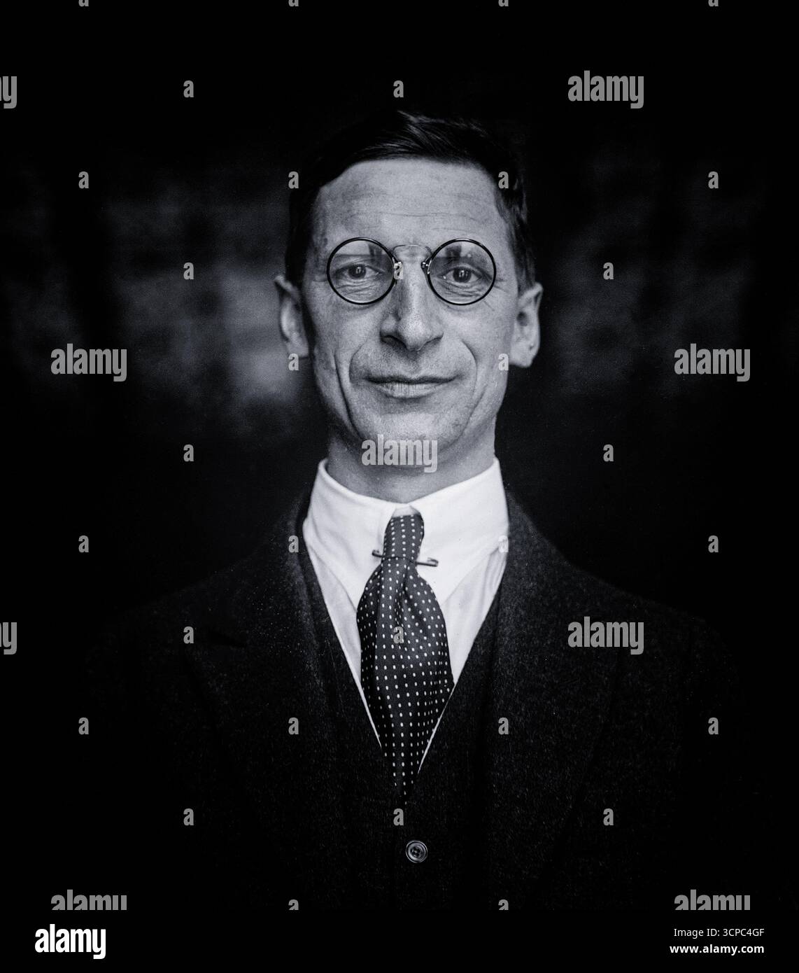 Un ritratto del 1922 di Éamon de Valera (1882-1975), alias Dev, importante statista e leader politico nell'Irlanda del XX secolo. Prima della sua carriera politica, era comandante a Boland's Mill durante la rivolta di Pasqua del 1916. Fu arrestato, condannato a morte, ma rilasciato per una serie di ragioni, tra cui la risposta pubblica all'esecuzione britannica dei leader emergenti. Tornò in Irlanda dopo essere stato incarcerato in Inghilterra e divenne una delle figure politiche più importanti della guerra d'indipendenza. Dopo la firma del trattato anglo-irlandese, de Valera fu il leader politico dell'Anti-Trattato Foto Stock