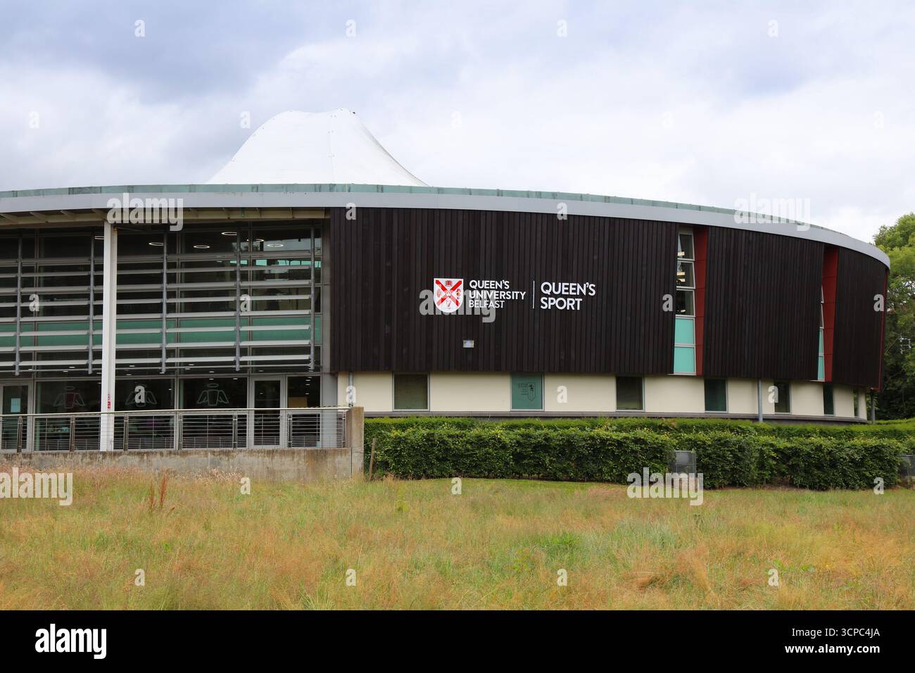 BELFAST, Regno Unito - 22 GIUGNO 2024: Queen's Sport Physical Education Centre (PEC) presso la Queen's University di Belfast, Irlanda del Nord. Foto Stock