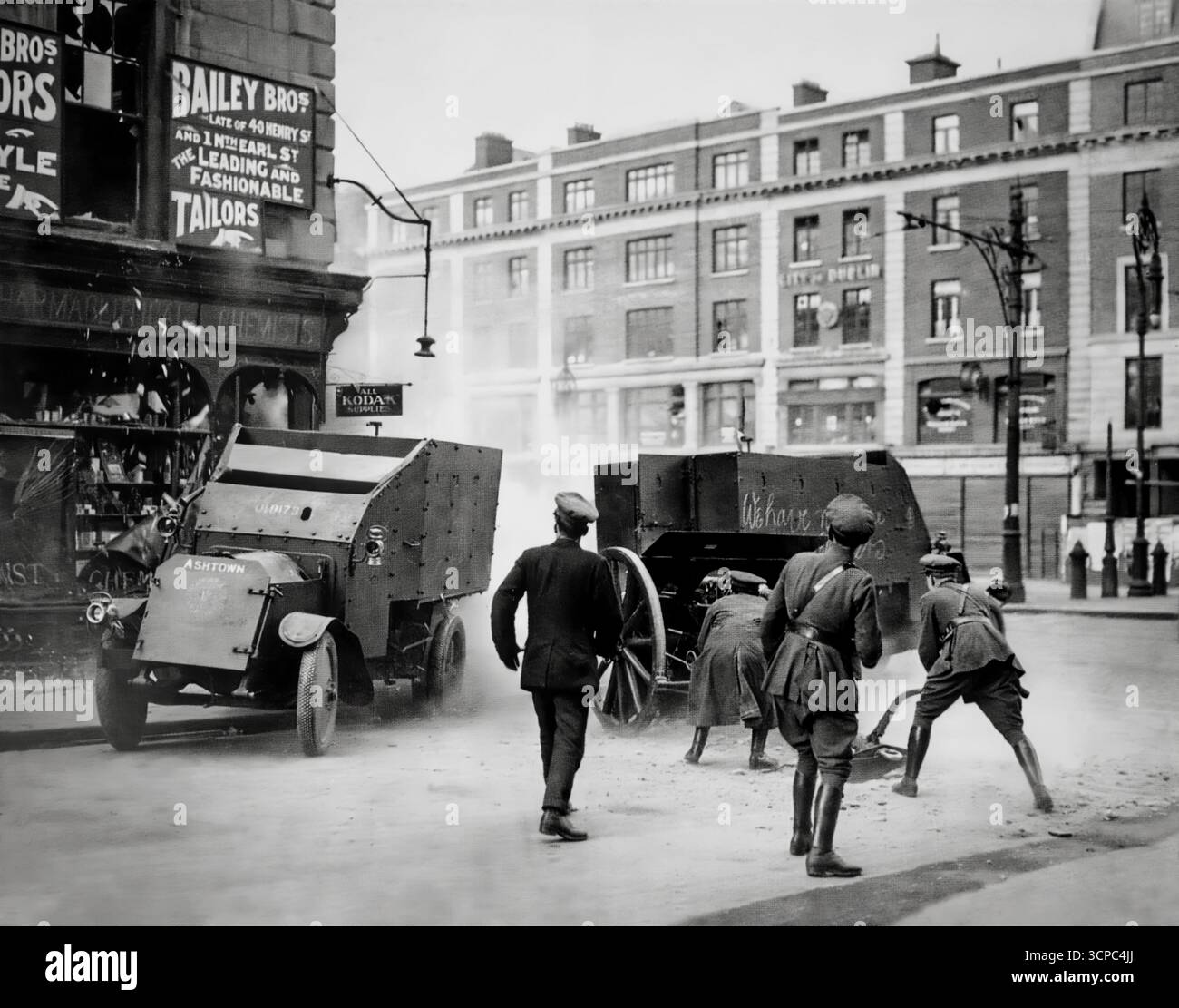 Stato libero troopers bombardare i ribelli durante la guerra civile irlandese (28 giugno 1922 - 24 Maggio 1923), un conflitto che ha seguito la guerra irlandese di indipendenza e accompagnato la creazione della Stato Libero Irlandese. La guerra civile è stata combattuta tra due gruppi contrapposti, il pro-trattato provvisorio il governo e l'anti-trattato IRA, oltre il Trattato anglo-irlandese. Le forze del governo provvisorio (che divenne lo Stato libero nel dicembre 1922) supportato il Trattato, mentre l opposizione repubblicana ha visto come un tradimento della Repubblica Irlandese (che era stato proclamato durante la Pasqua in salita). Foto Stock