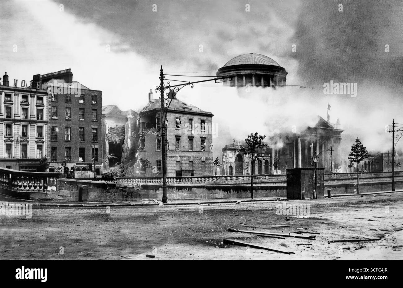 Il 14 aprile 1922 i quattro corti complesso erano occupati da IRA forze contrarie al Trattato anglo-irlandese, guidato da Rory O'Connor. Il 27 giugno il nuovo esercito nazionale hanno attaccato l'edificio per rimuovere i ribelli, su ordine del ministro della Difesa Richard Mulcahy, autorizzate dal Presidente del Dail Éireann Arthur Griffith. Questo provocò una settimana di combattimenti in Dublino, in mezzo al quale lo storico edificio fu distrutto dai bombardamenti. Foto Stock