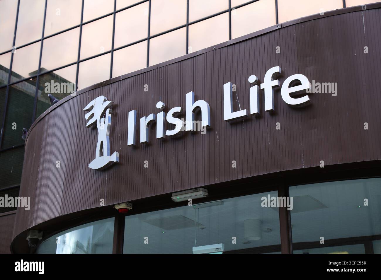 DUBLINO, IRLANDA - 7 LUGLIO 2024: Compagnia irlandese di assicurazioni sulla vita a Dublino, Irlanda. La compagnia di assicurazione sulla vita irlandese fa parte del gruppo canadese Power Financia Foto Stock