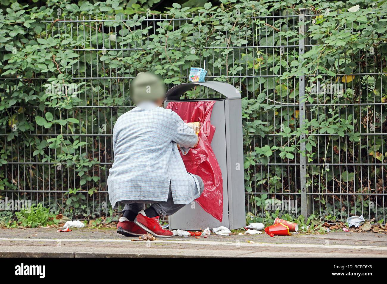 Psychisch erkrankte Menschen BEARBEITET: Eine psychisch erkrankte person verteilt und sucht unkontrolliert Müll und machte einen Polizeieinsatz als Schutzmaßnahme erforderlich. *** Persone malate mentali HANNO LAVORATO Una persona malata mentalmente distribuisce e cerca spazzatura in modo incontrollato, richiedendo l'intervento della polizia come misura protettiva Foto Stock