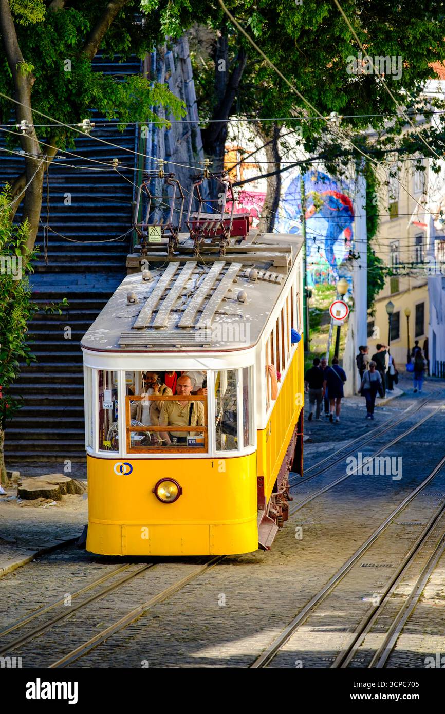 Elevador da Gloria, Gloria Funicular Hill, tram giallo, città di Lisbona, Portogallo Foto Stock