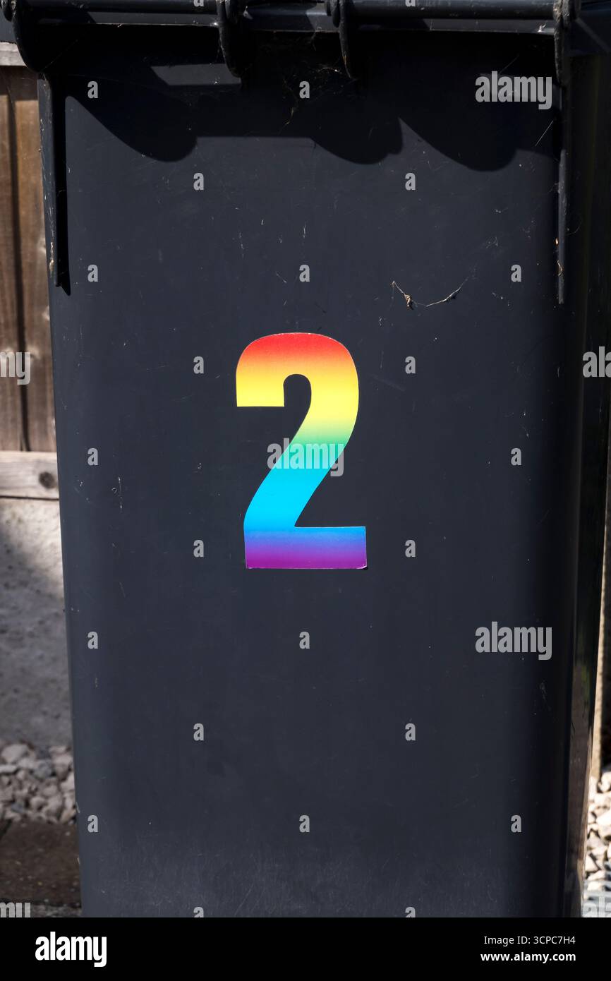 Rainbow numero due sul cestino dei rifiuti Foto Stock