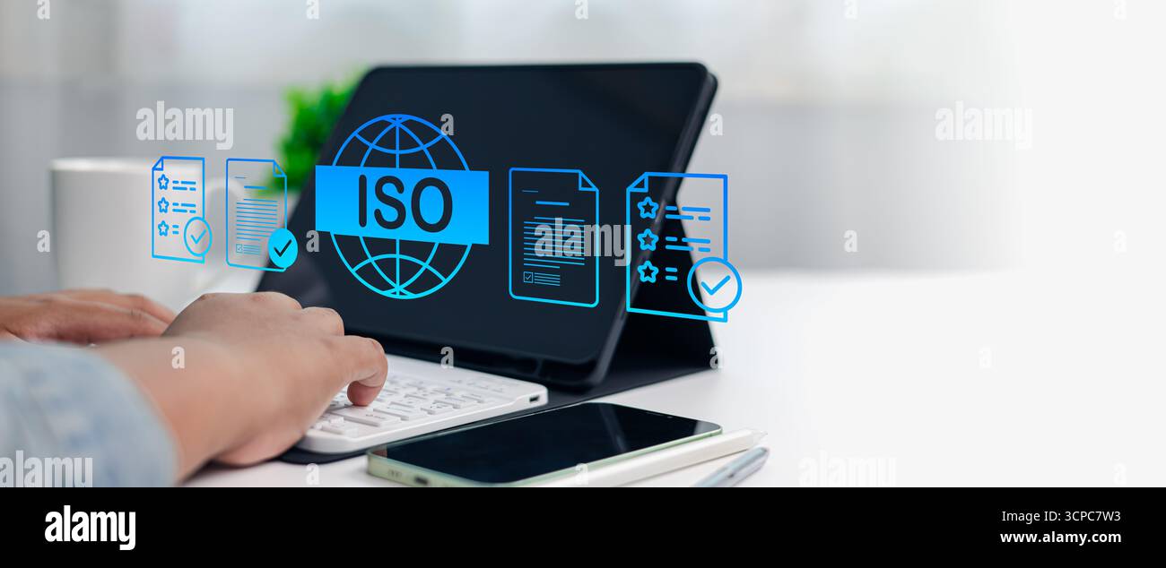 Concetto aziendale di certificazione ISO, sistema di gestione della qualità, conformità e standard internazionali con icone e tecnologia dei documenti digitali W Foto Stock