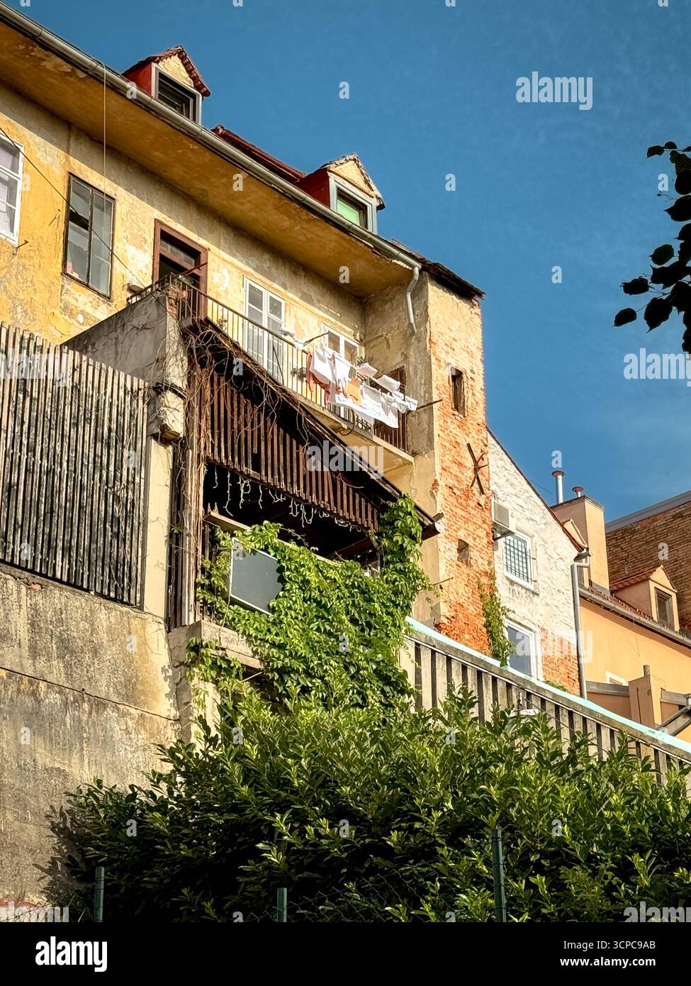 Murales di Street art, muri di graffiti e poster vintage a Zagabria, Croazia. Foto Stock