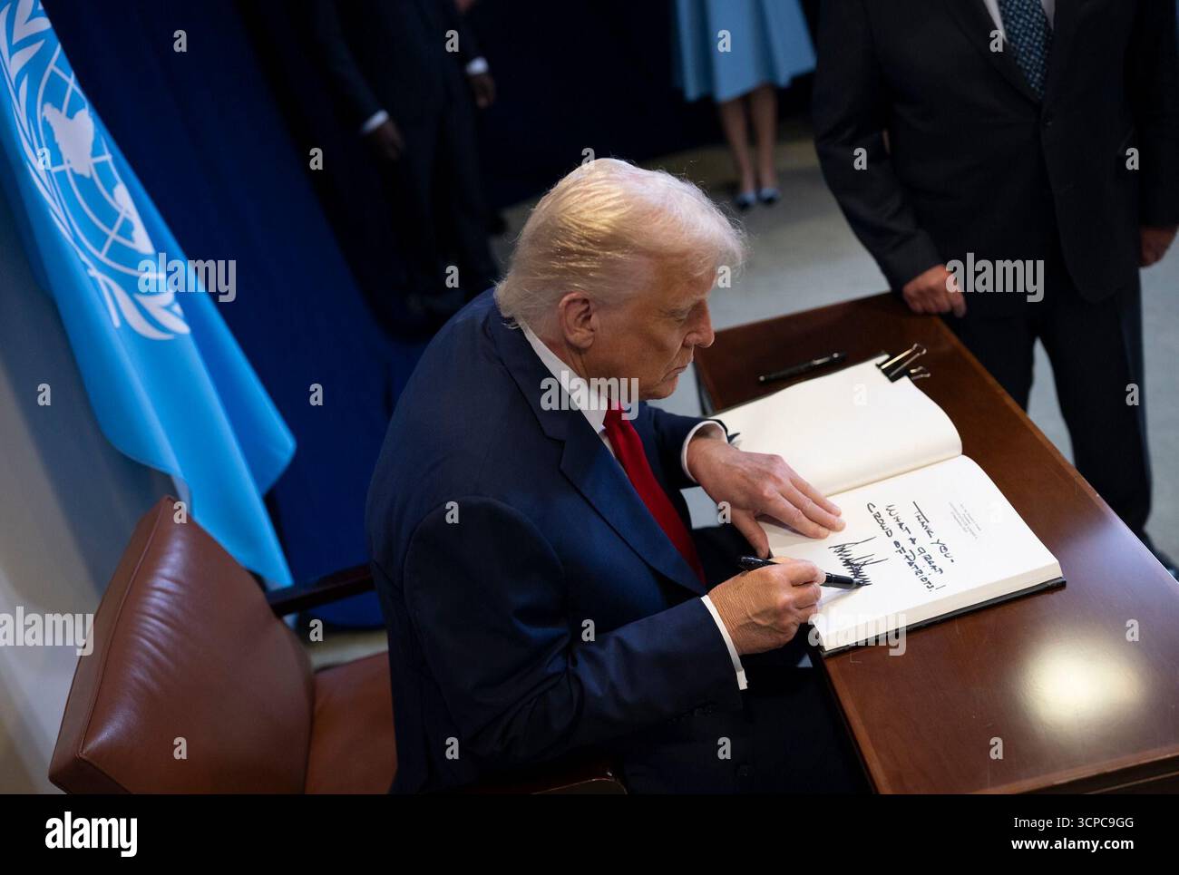Il presidente Donald Trump firma il libro degli ospiti ufficiale prima di un incontro bilaterale con il segretario generale delle Nazioni Unite Antonio Guterres il 23 settembre 2025, presso la sede delle Nazioni Unite a New York. Per gentile concessione della Casa Bianca. Foto Stock