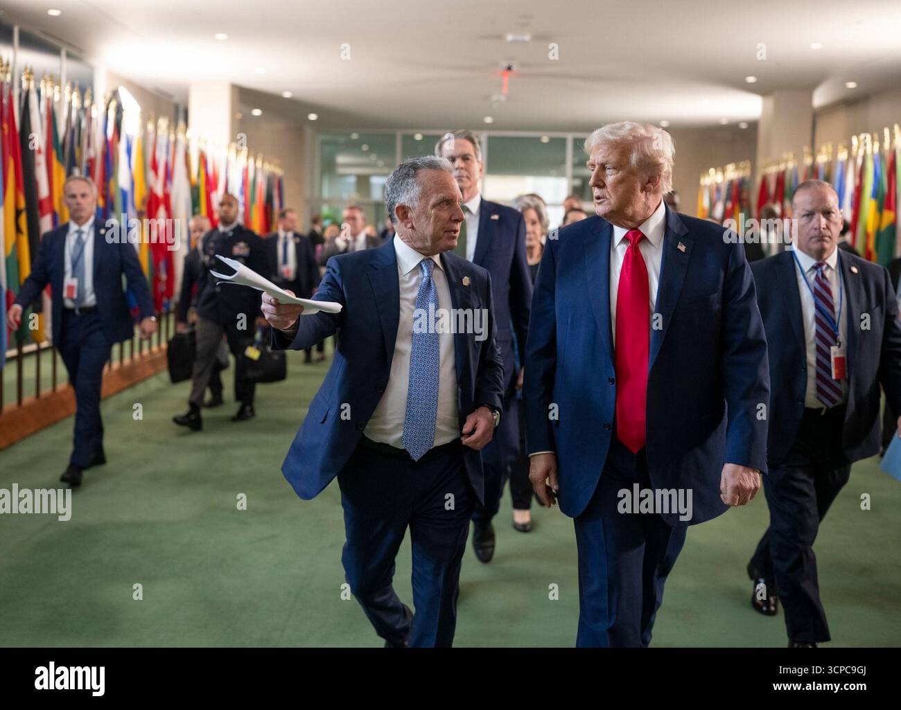 Il presidente Donald Trump cammina con Steve Witkoff dopo aver preso parte agli incontri bilaterali durante la 80a sessione dell'Assemblea generale presso la sede delle Nazioni Unite a New York il 23 settembre 2025. Per gentile concessione della Casa Bianca. Foto Stock