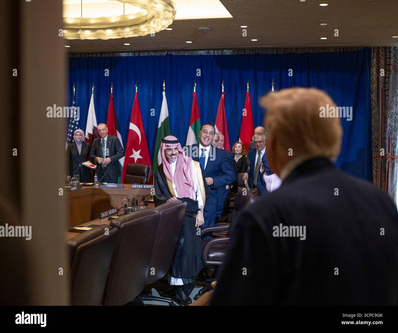 Il presidente Donald Trump partecipa a un incontro multilaterale con i leader arabi e musulmani durante la 80a sessione dell'Assemblea generale delle Nazioni Unite presso la sede delle Nazioni Unite a New York City, 23 settembre 2025. Per gentile concessione della Casa Bianca. Foto Stock