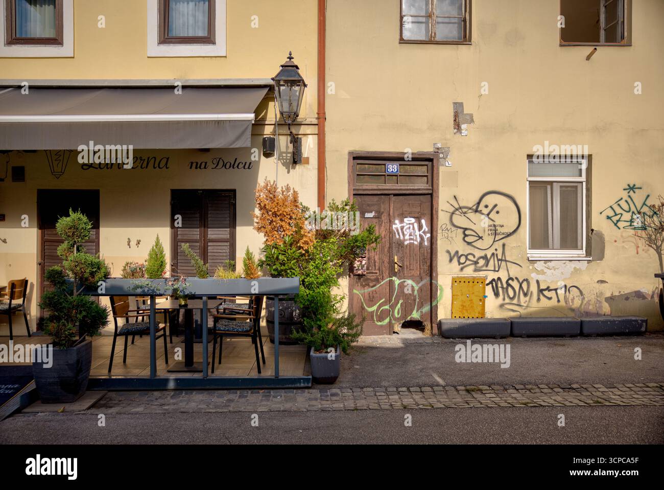 Murales di Street art, muri di graffiti e poster vintage a Zagabria, Croazia. Foto Stock