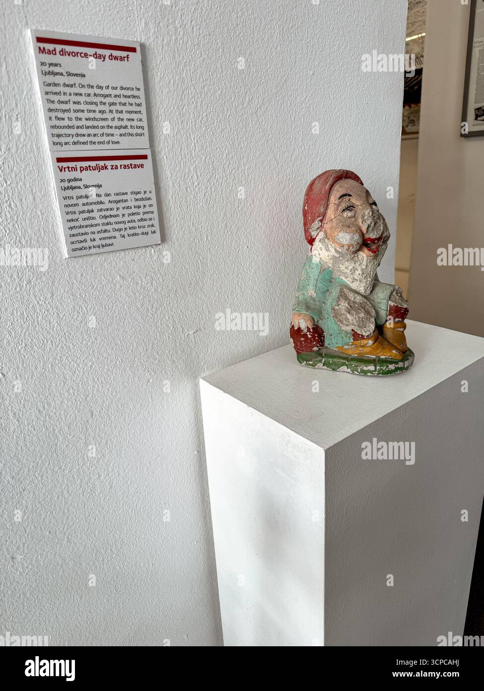 Una mostra all'interno del Museo delle relazioni interrotte a Zagabria, in Croazia, che mostra una statuetta simbolica con il testo della storia di accompagnamento. Lo spettacolo del museo Foto Stock