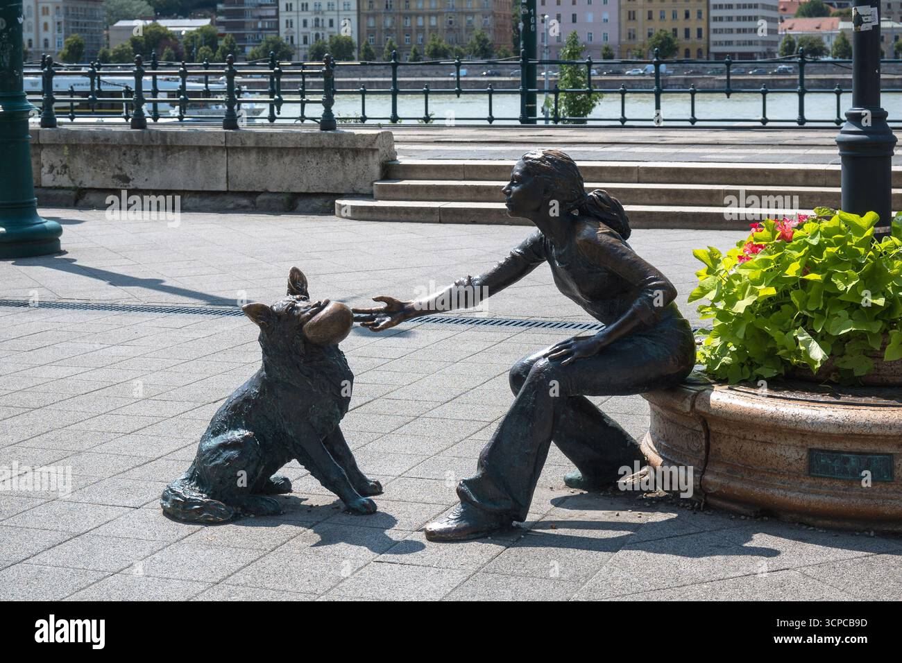 La ragazza con la sua statua del cane a Budapest Foto Stock