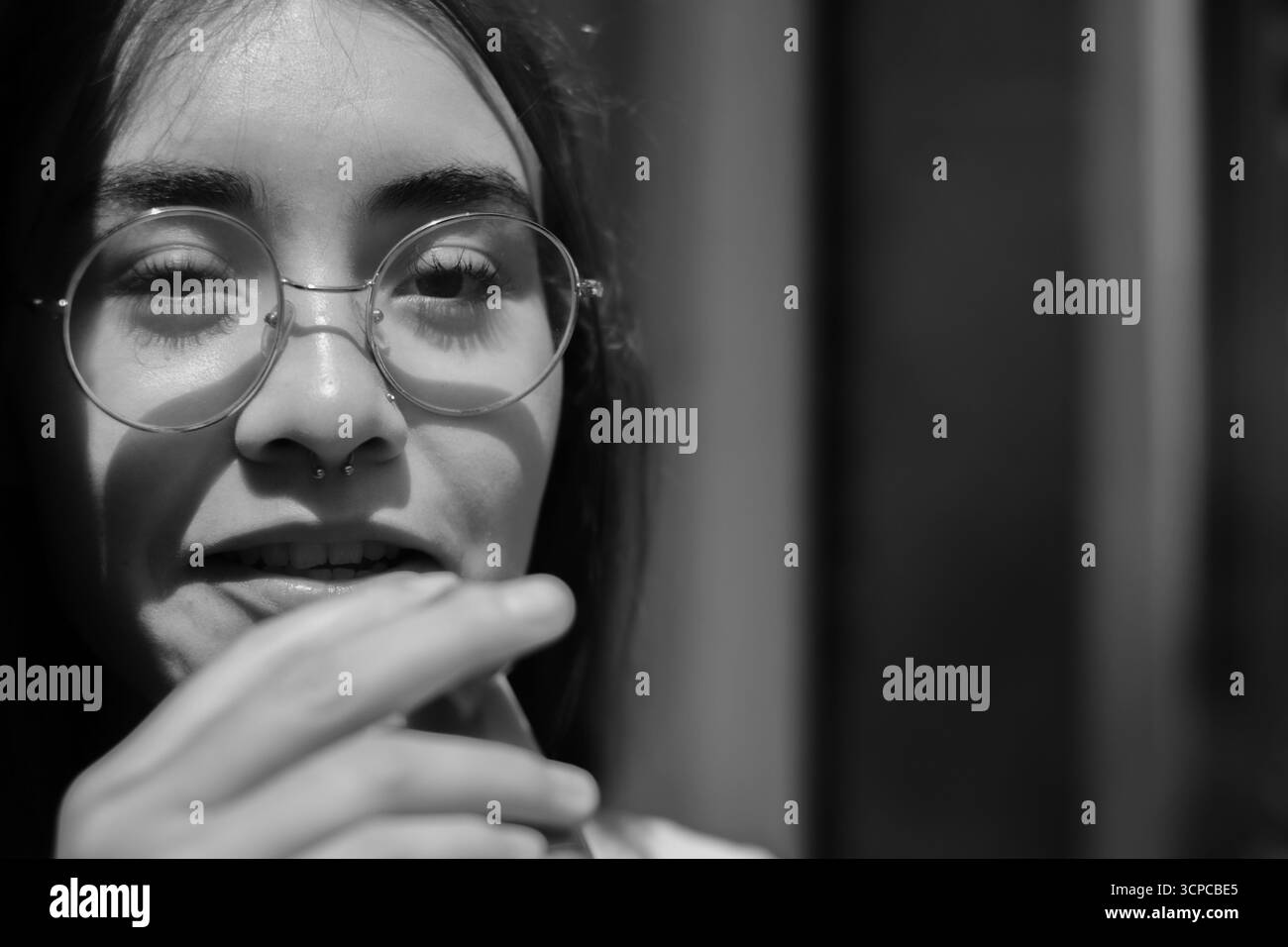 Donna messicana che svapava per strada Foto Stock