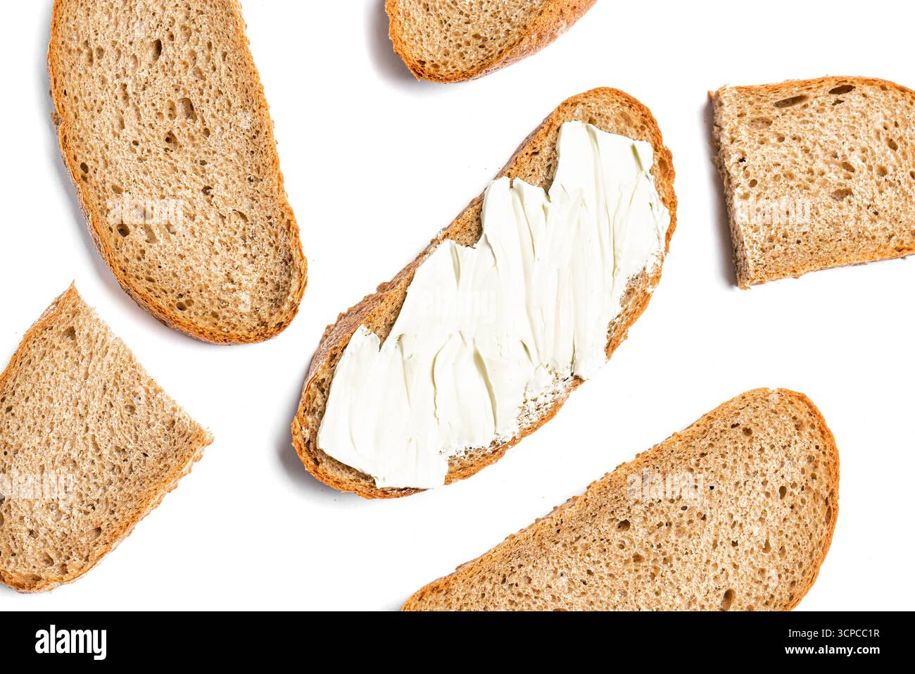 Fette di pane appena sfornato con impasto madre e pane con burro piatto su sfondo bianco. Foto Stock