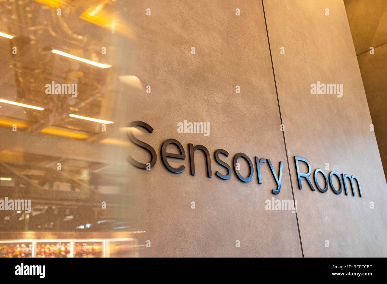 La moderna sala Sensory è decorata su una parete in tessuto in un edificio pubblico e offre uno spazio rilassante per il relax e la regolazione sensoriale. Foto Stock La moderna sala Sensory è decorata su una parete in tessuto in un edificio pubblico e offre uno spazio rilassante per il relax e la regolazione sensoriale. Foto Stock