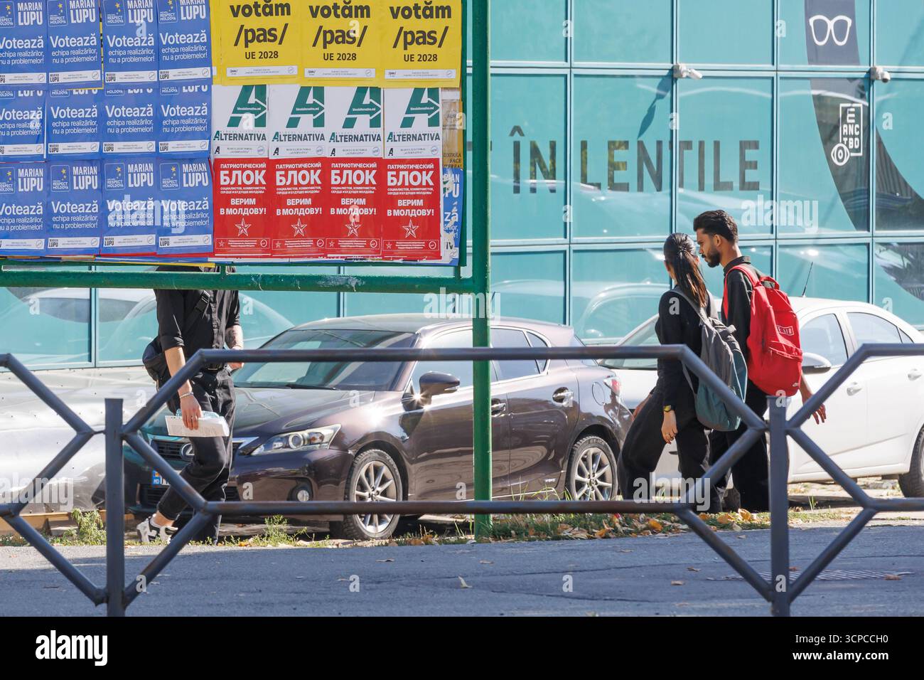 24 settembre. Chisinau, Moldavia. Scena urbana con annunci politici e persone nella routine quotidiana. Manifesti della campagna elettorale in ambiente urbano Foto Stock