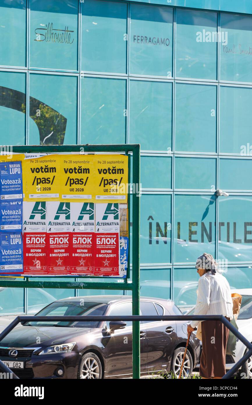 24 settembre. Chisinau, Moldavia. Campagna politica. Vista sulla città con manifesti elettorali del partito al governo e dell'opposizione. Foto Stock
