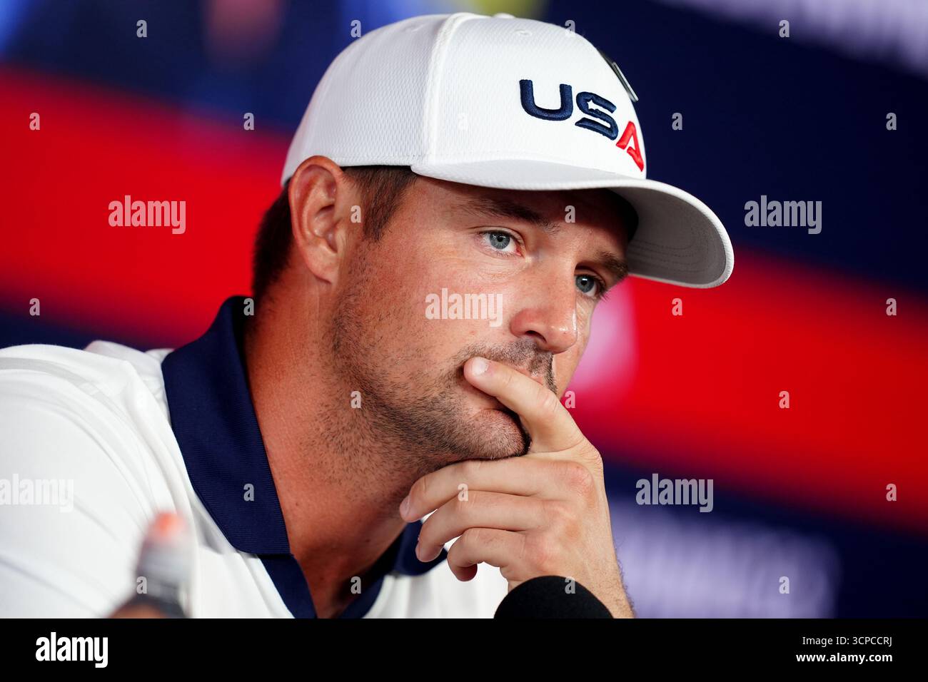 Bryson DeChambeau del Team United States durante una conferenza stampa al Bethpage Black Course di Farmingdale, New York, davanti alla 45esima Ryder Cup che inizia domani. Data foto: Giovedì 25 settembre 2025. Foto Stock