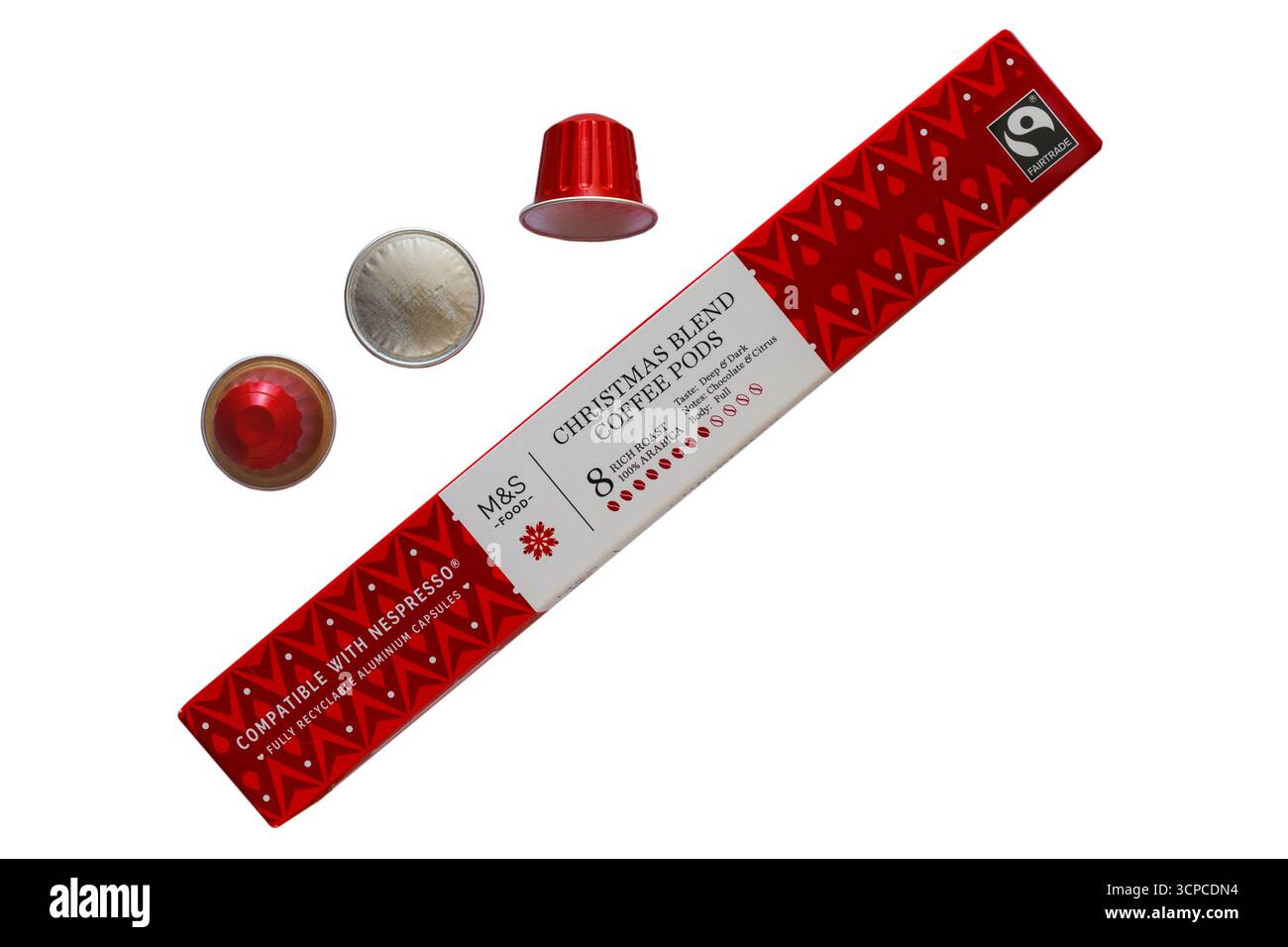 Scatola di cialde Fairtrade Christmas Blend di M&S con 3 capsule rimosse isolate su sfondo bianco Foto Stock