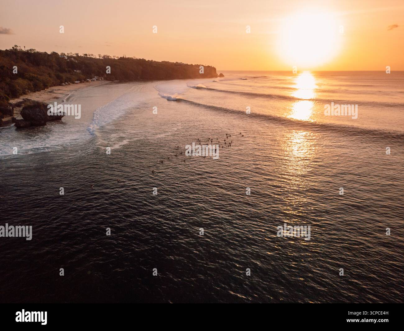 Padang Padang è un luogo per il surf al tramonto con onde perfette Foto Stock