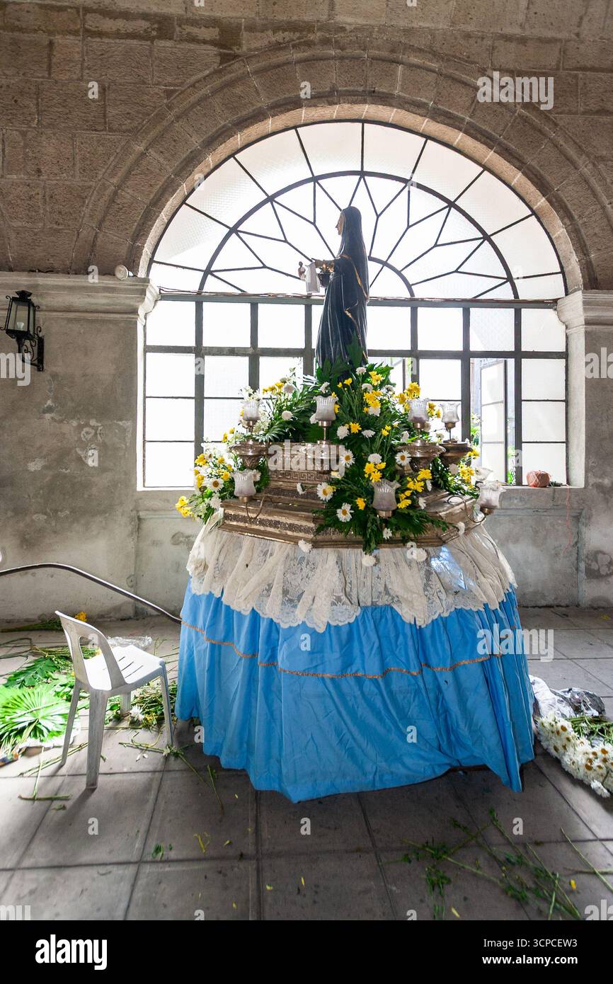 Una carrozza processionale decorata con fiori intorno all'immagine di un santo agostiniano presso il monastero di San Agustin, Intramuros, Manila Foto Stock