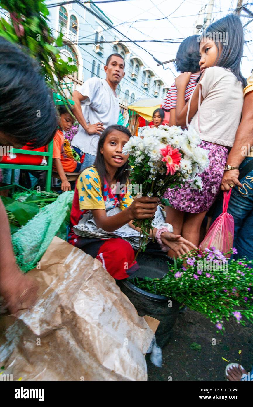 Venditori locali in un affollato mercato dei fiori a Cebu, Filippine Foto Stock