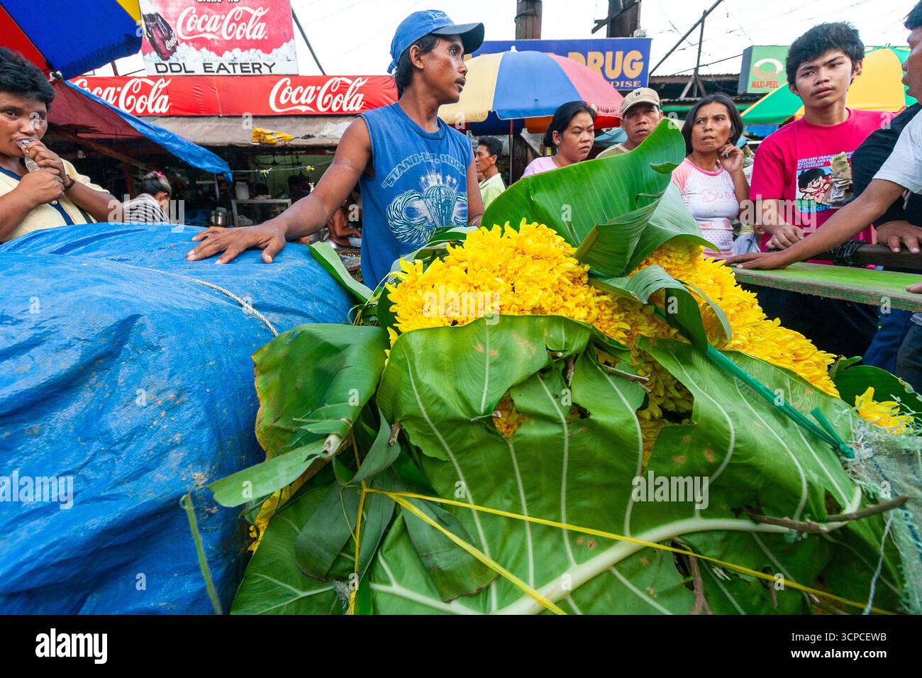 Venditori locali in un affollato mercato dei fiori a Cebu, Filippine Foto Stock