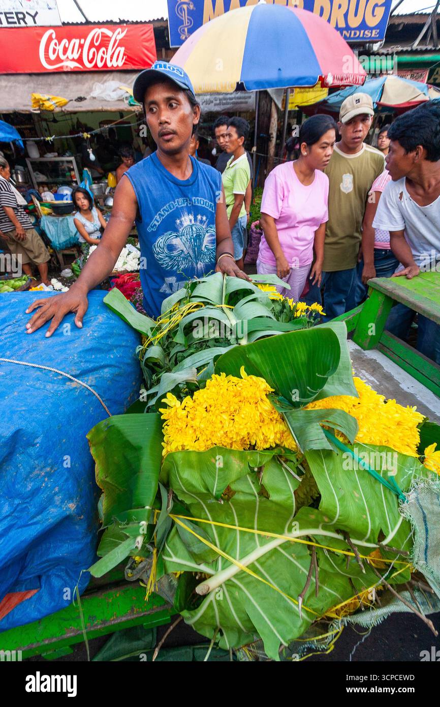 Venditori locali in un affollato mercato dei fiori a Cebu, Filippine Foto Stock
