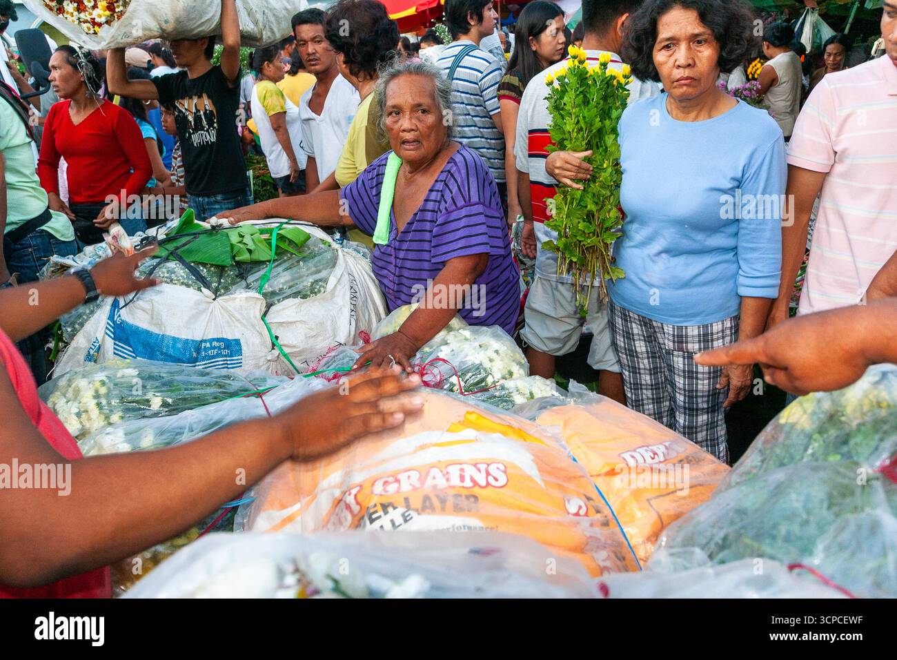 Un vivace mercato dei fiori nel centro di Cebu, Filippine Foto Stock