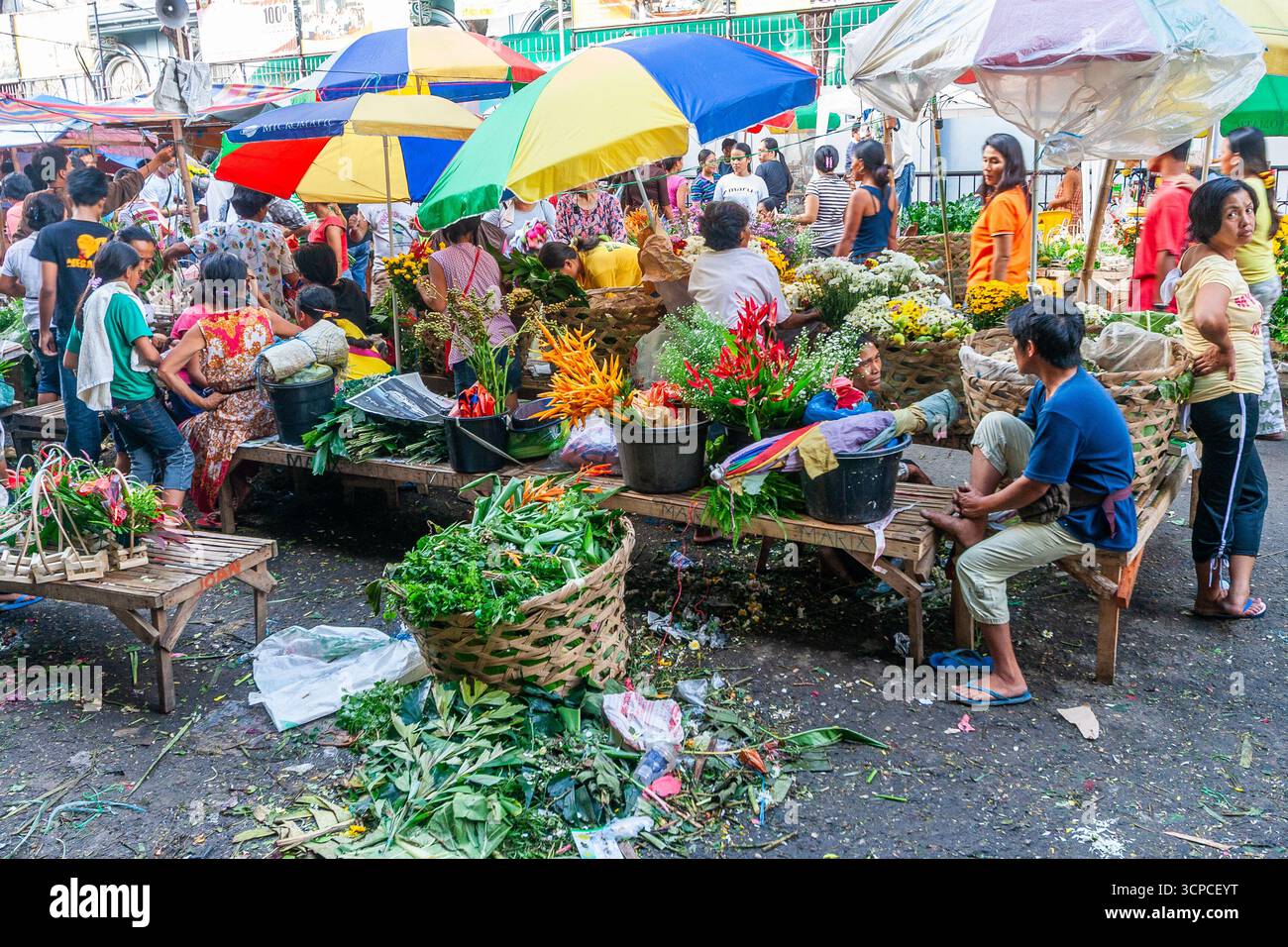 Un vivace mercato dei fiori nel centro di Cebu, Filippine Foto Stock