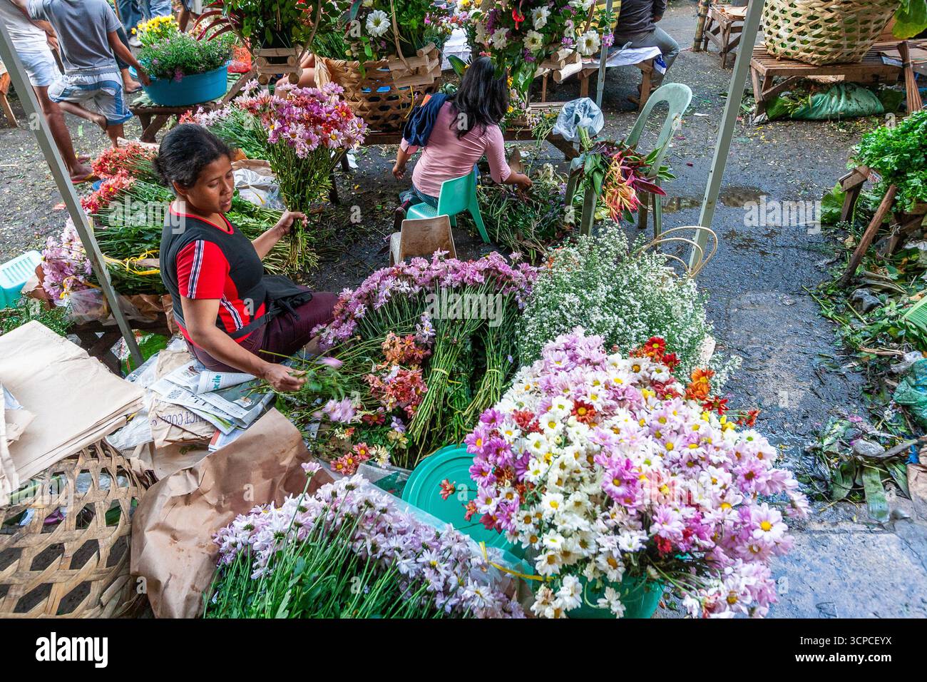 Venditori locali in un affollato mercato dei fiori a Cebu, Filippine Foto Stock