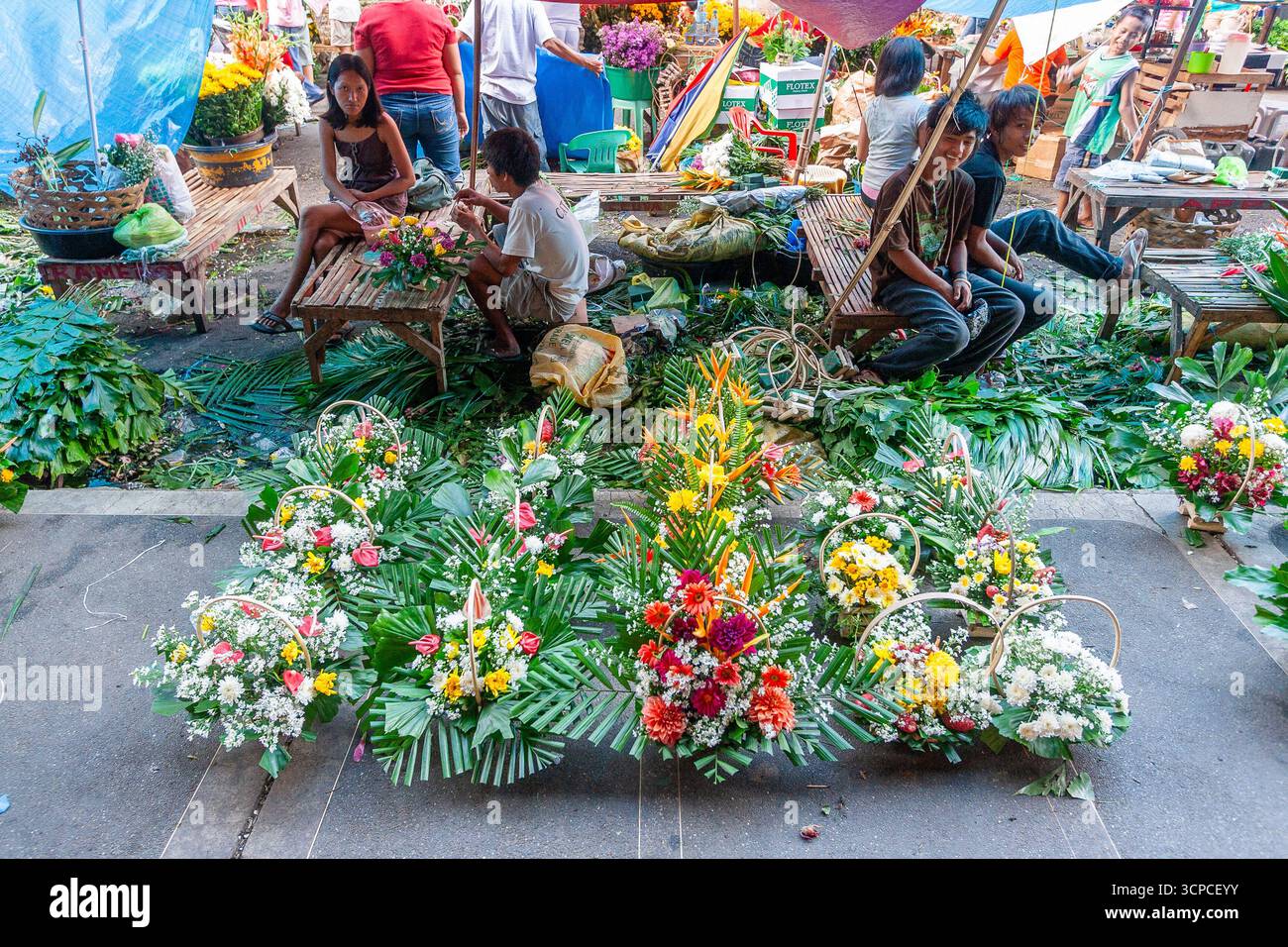 Venditori locali in un affollato mercato dei fiori a Cebu, Filippine Foto Stock