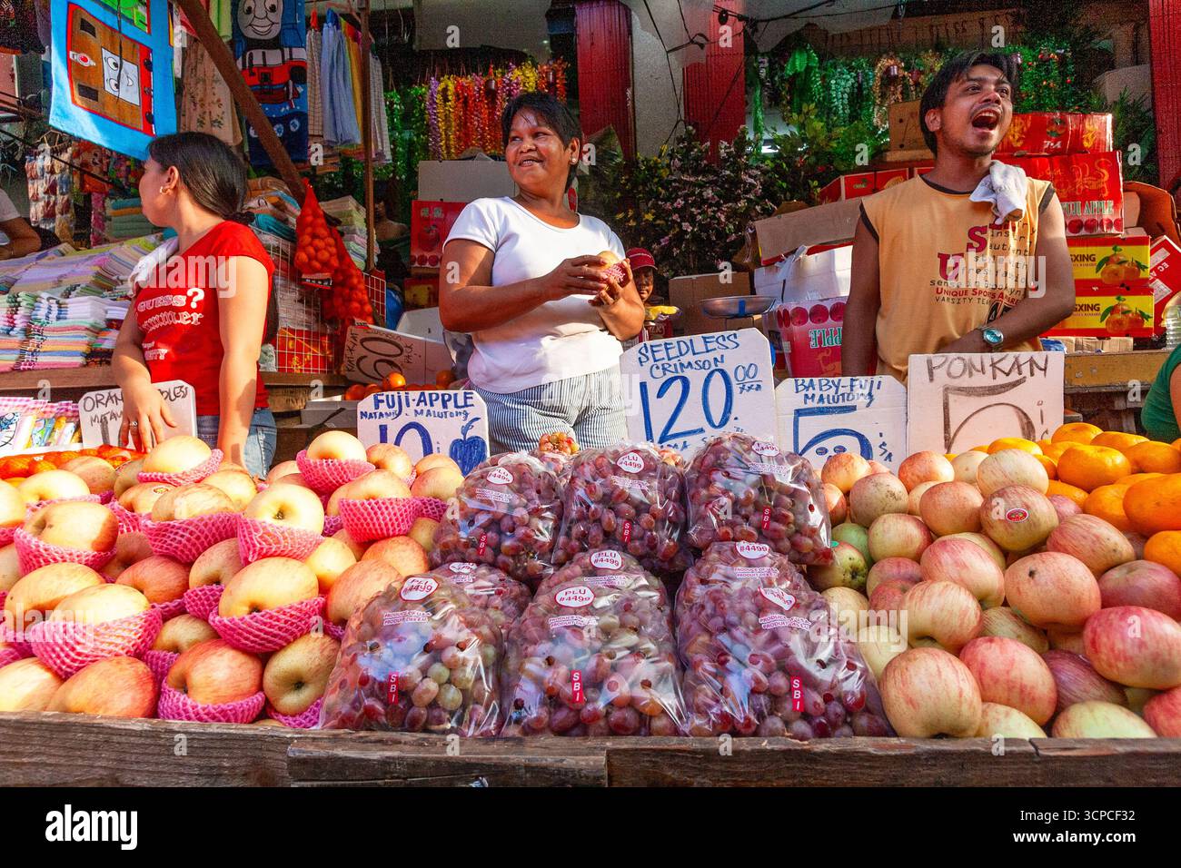 Venditori di frutta lungo una strada in un mercato di Manila Foto Stock