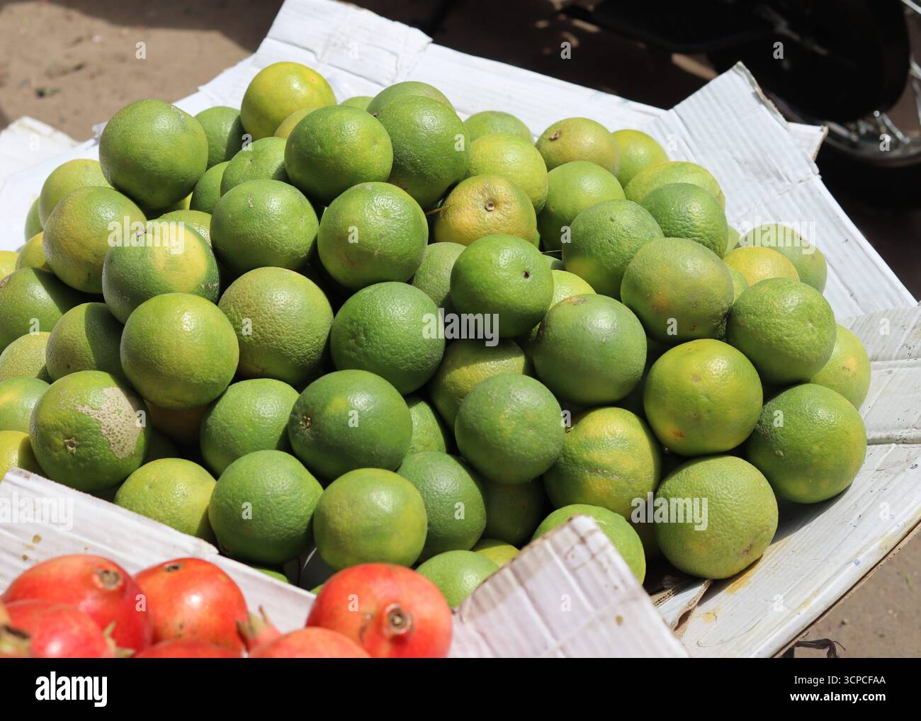 Una grande quantità di frutta Mosambi è tenuta in vendita sul mercato. Foto Stock