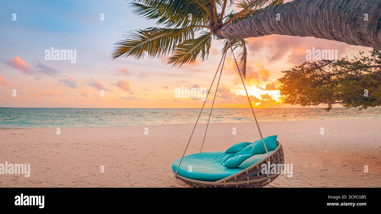 Stupendo tramonto Mare cielo Spiaggia panoramica Palm Swing Hammock incredibile turismo estivo sfondo ispirare vacanza tropicale Wall Art tempo libero tranquilla Shore Foto Stock