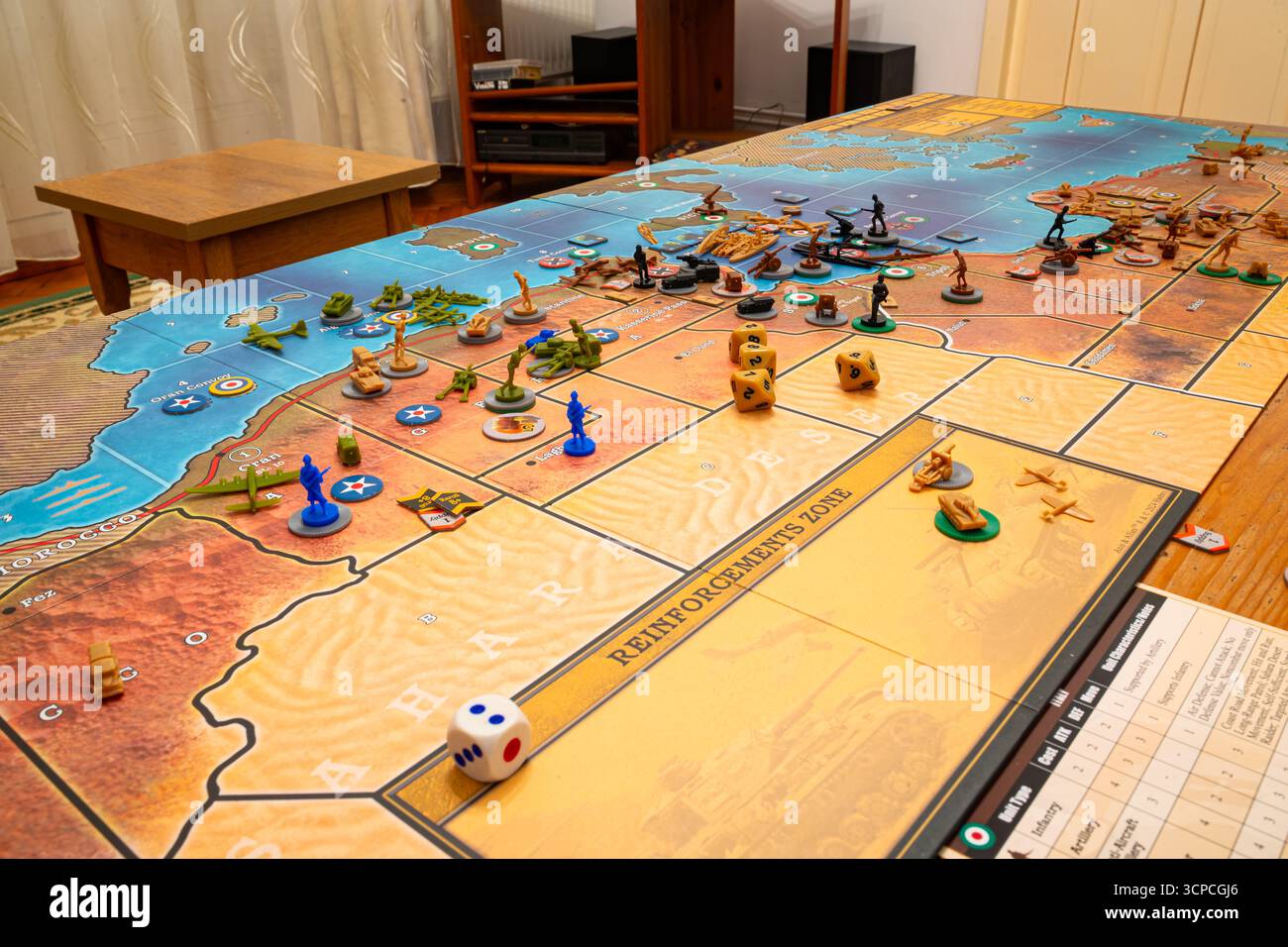 Gioco strategico da tavolo asse e alleati con pezzi e dadi su una mappa Foto Stock