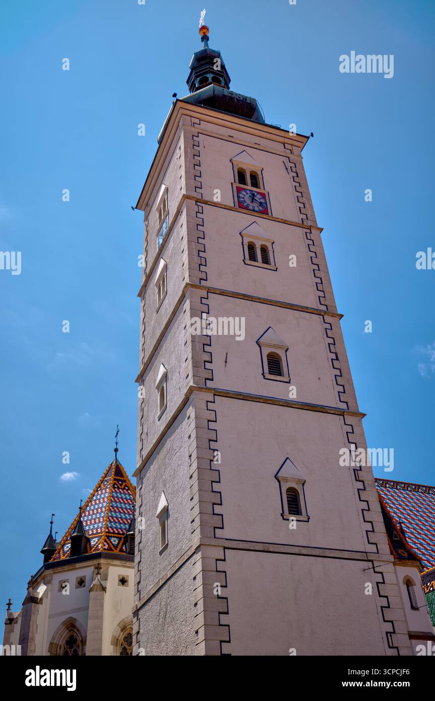 Il campanile della chiesa di San Marco sorge sopra la storica città alta. Foto Stock