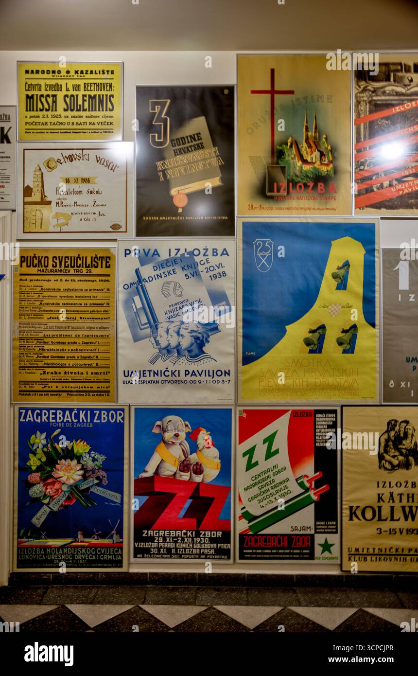 Murales di Street art, muri di graffiti e poster vintage a Zagabria, Croazia. Foto Stock