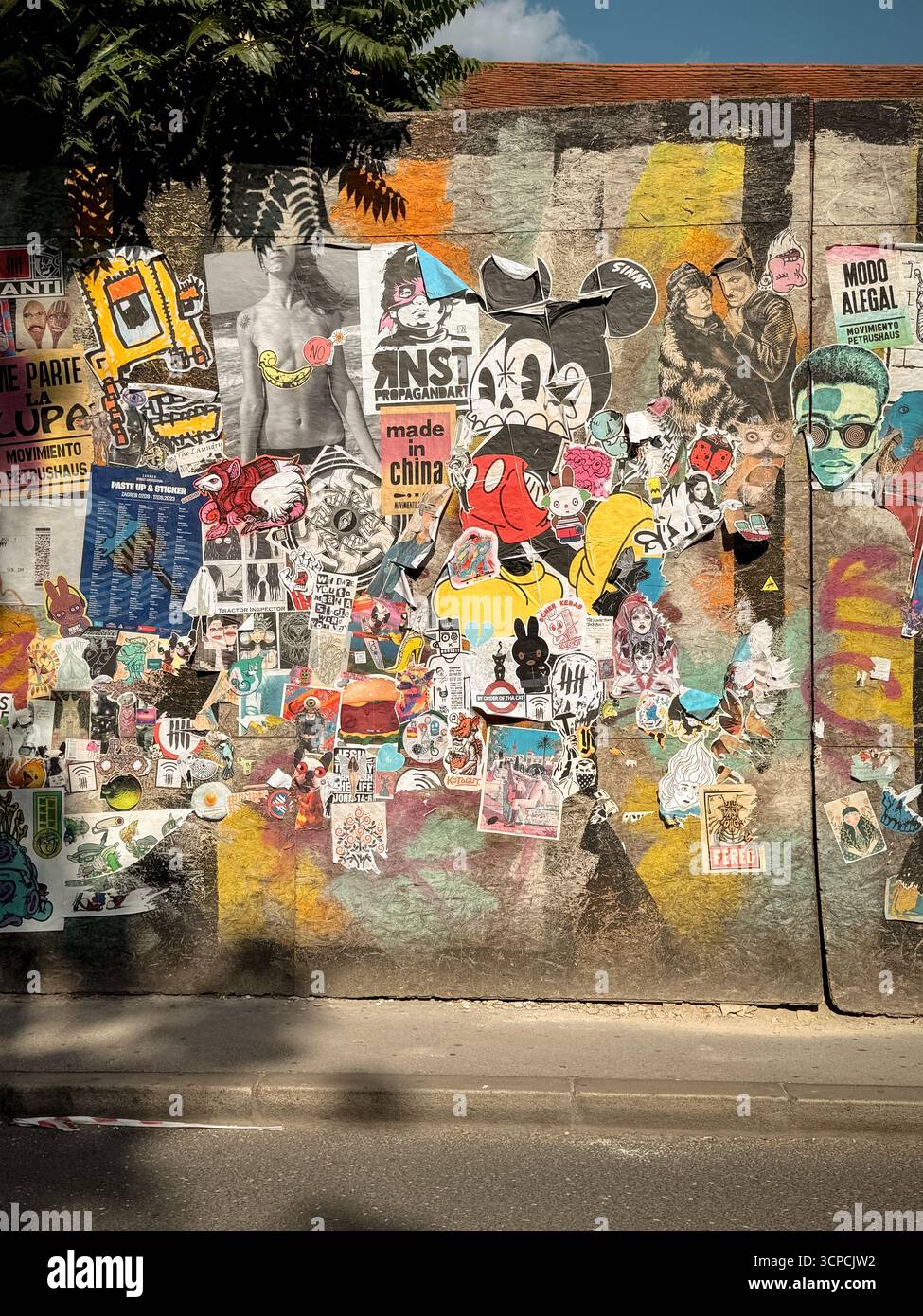 Murales di Street art, muri di graffiti e poster vintage a Zagabria, Croazia. Foto Stock