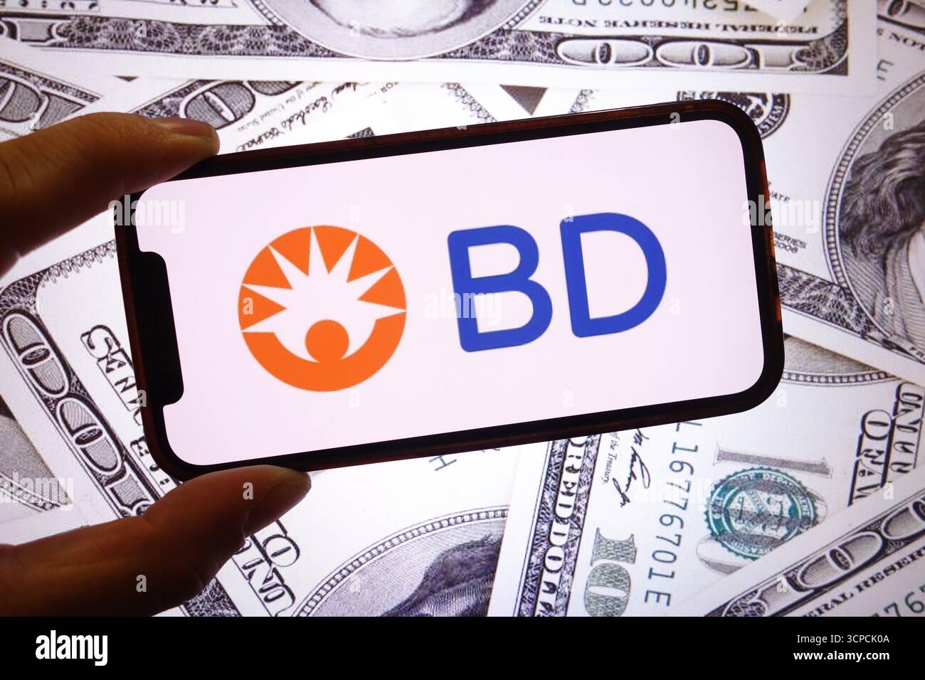 Polonia. 21 settembre 2025. In questa illustrazione fotografica, il logo della società Becton Dickinson viene visualizzato sullo schermo di uno smartphone con la nota del dollaro statunitense sullo sfondo. (Credit Image: © Piotr Swat/SOPA Images via ZUMA Press Wire) SOLO PER USO EDITORIALE! Non per USO commerciale! Foto Stock