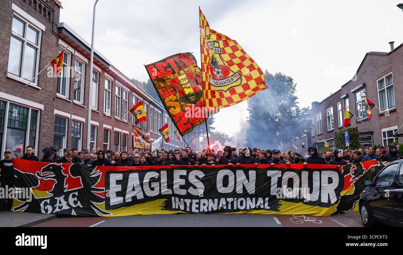 I tifosi del Go Ahead Eagles prima della partita durante la fase MD1 della UEFA Europa League 2025/26 tra il Go Ahead Eagles e il Fotbal Club FCSB allo Stadion De Adelaarshorst il 25 settembre 2025 a Deventer, Paesi Bassi. (Crediti: Marcel ter Bals/MTB-Photo/Alamy Live News) Foto Stock