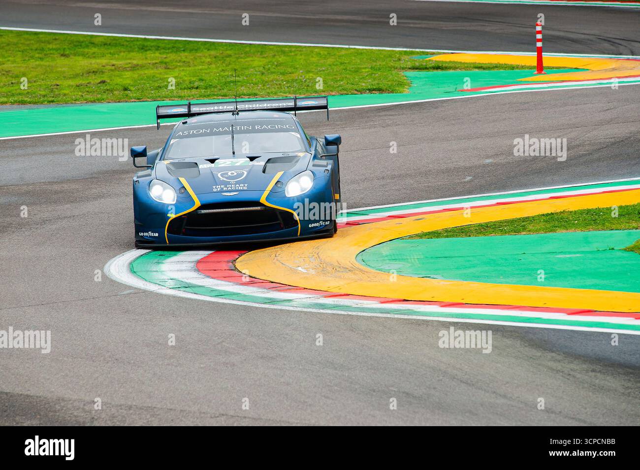 FIA World Endurance Championship Imola, prove libere venerdì 2025-04-18 Aston Martin LMGT3 alla curva alta variante. Foto Stock